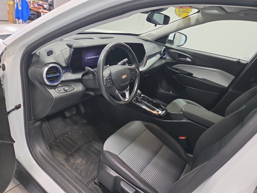 Used 2025 Chevrolet Trax LT w/ LT Convenience Package FWD image 25