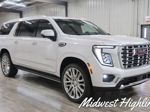 Used 2025 GMC Yukon XL Denali w/ Denali Reserve Package image 8