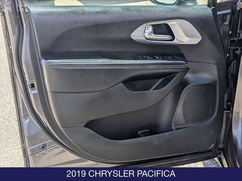 Used 2019 Chrysler Pacifica Touring-L w/ Advanced Safetytec Group FWD image 11