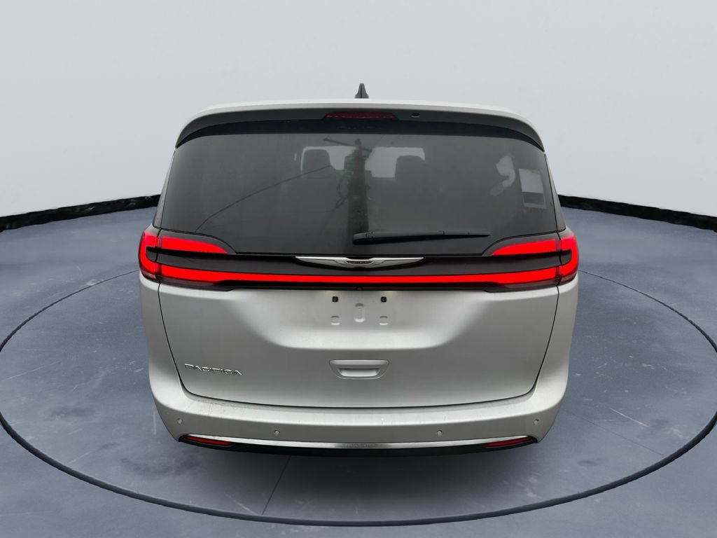 Used 2024 Chrysler Pacifica Touring-L FWD image 5