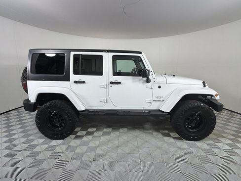 Used 2017 Jeep Wrangler Unlimited Sahara AWD/4WD image 4