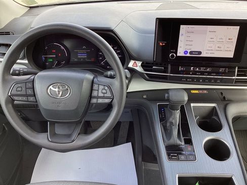 Used 2025 Toyota Sienna LE image 21