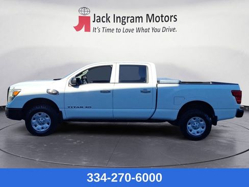 Used 2017 Nissan Titan S image 2