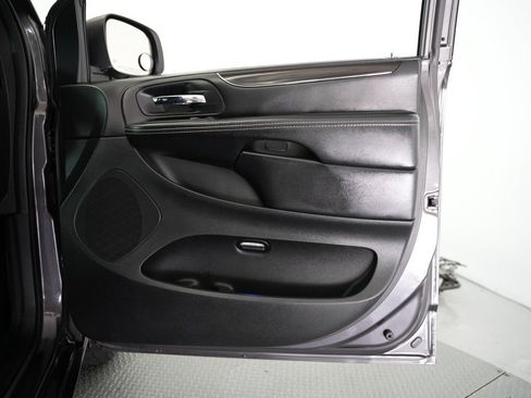 Used 2015 Dodge Grand Caravan SE image 42