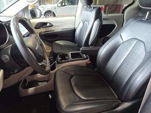 Used 2024 Chrysler Pacifica Touring-L FWD image 5