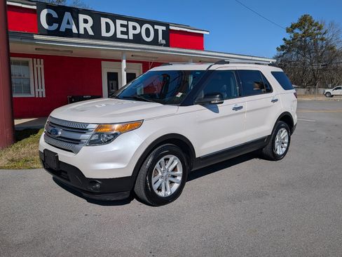 Used 2015 Ford Explorer XLT w/ Equipment Group 202B image 2