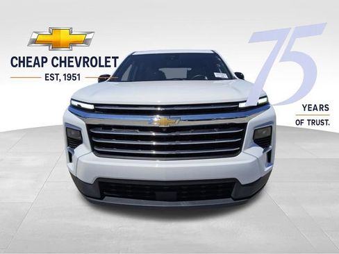 Used 2025 Chevrolet Traverse LT FWD image 8
