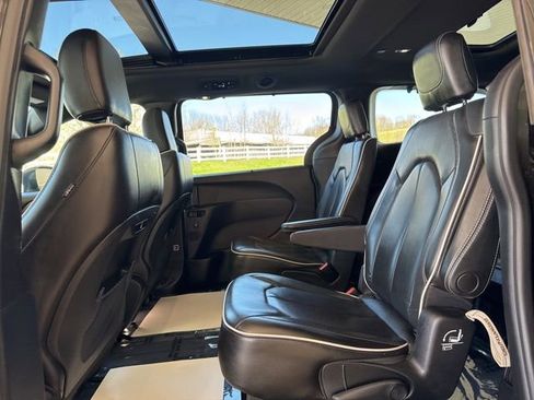 Used 2020 Chrysler Pacifica Limited w/ S Appearance Package FWD image 30