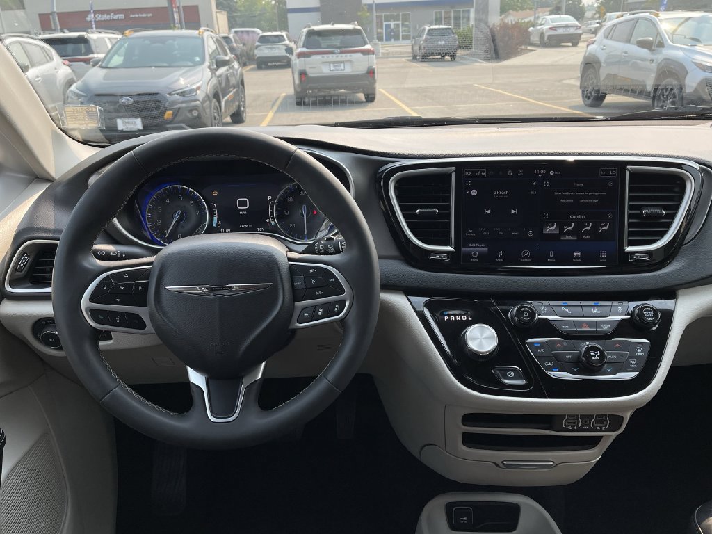 Used 2023 Chrysler Pacifica Touring-L FWD image 27
