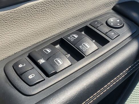 Used 2023 Chrysler Pacifica Touring-L FWD image 23