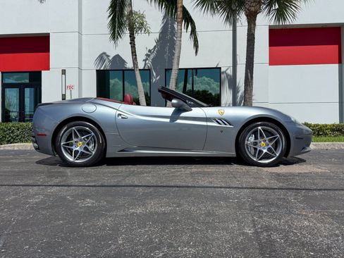 Used 2010 Ferrari California RWD image 12