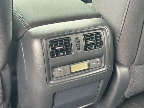 Used 2017 Nissan Pathfinder SV image 18