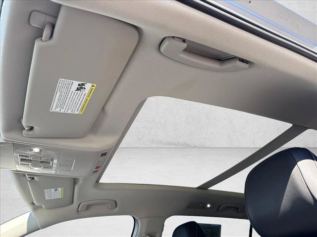 Used 2024 Volkswagen Tiguan SE w/ Panoramic Sunroof Package FWD image 16
