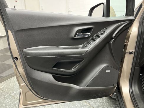 Used 2019 Chevrolet Trax LT w/ Sun & Sound Package AWD/4WD image 7