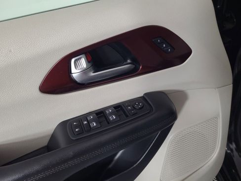 Used 2019 Chrysler Pacifica Limited image 18