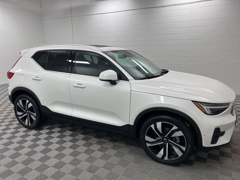 Used 2023 Volvo XC40 B5 Plus w/ Driver Assist Package image 4