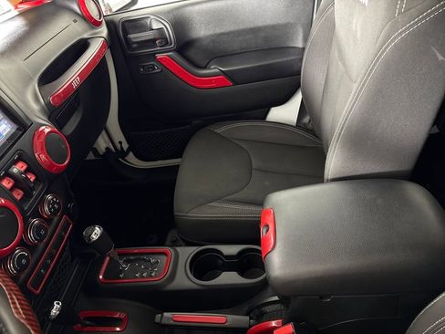 Used 2017 Jeep Wrangler Unlimited Rubicon w/ Connectivity Group image 17