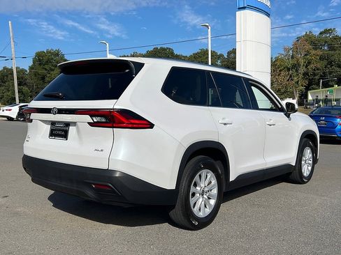 Used 2024 Toyota Grand Highlander XLE image 3