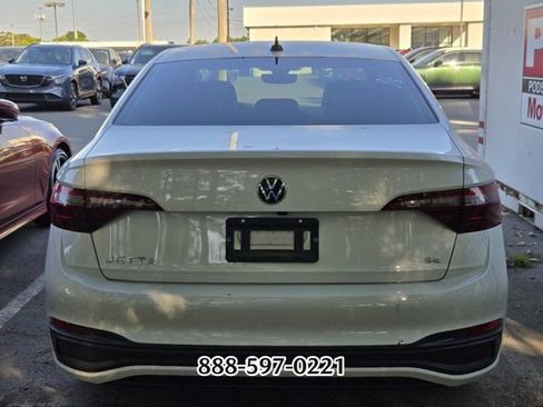 Used 2023 Volkswagen Jetta SE FWD image 3