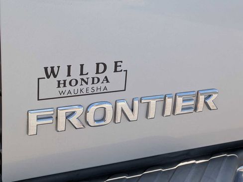 Used 2012 Nissan Frontier SL w/ Moonroof Pkg AWD/4WD image 11