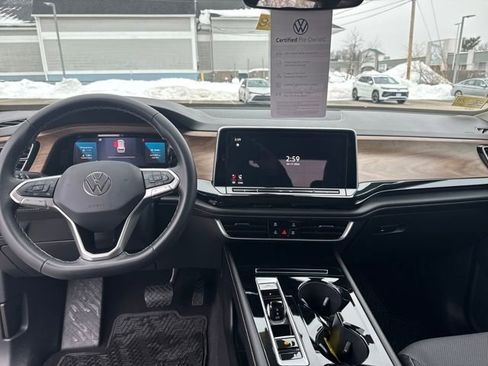 Used 2024 Volkswagen Atlas SE w/ Panoramic Sunroof Package image 16