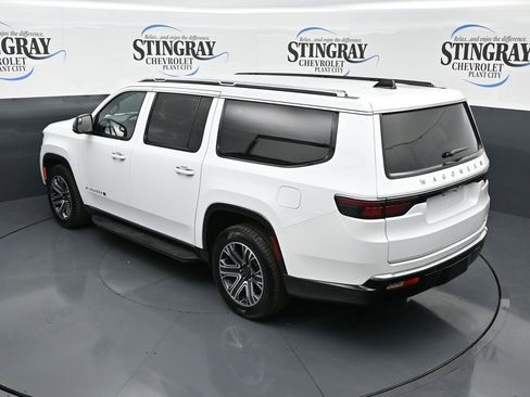 Used 2024 Jeep Wagoneer L Series II w/ Flexible Seating Group AWD/4WD image 22