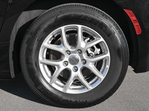 Used 2024 Chrysler Pacifica Touring-L image 9