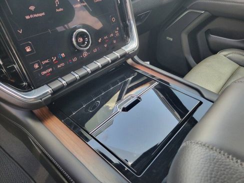 Used 2025 GMC Yukon Denali AWD/4WD image 19