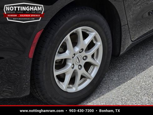Used 2025 Chrysler Pacifica Select FWD image 8