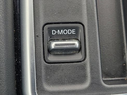 Used 2025 Nissan Pathfinder SV image 16