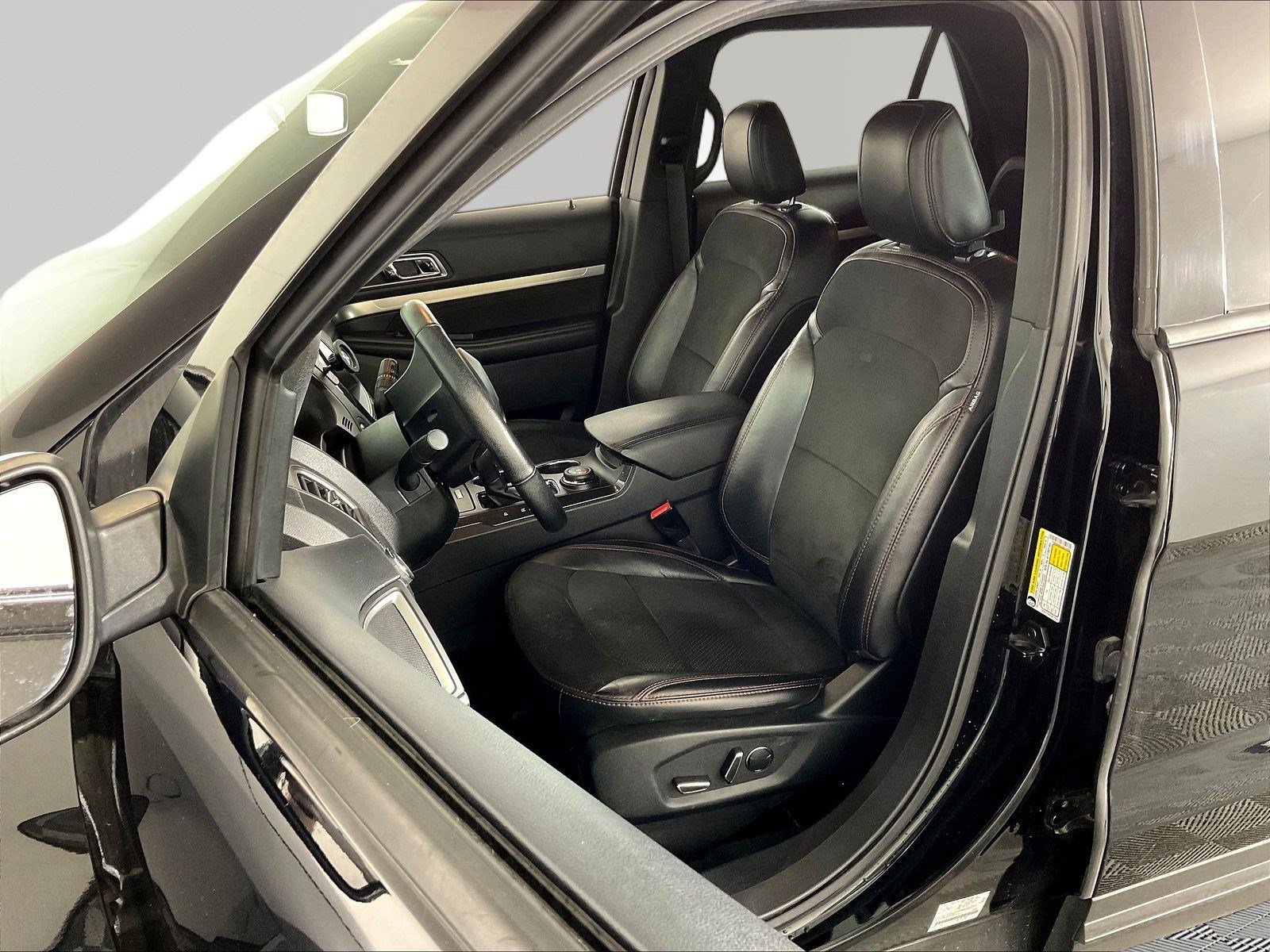 Used 2018 Ford Explorer XLT w/ Equipment Group 202A AWD/4WD image 21