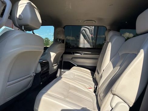 Used 2022 Jeep Wagoneer Series III RWD image 13