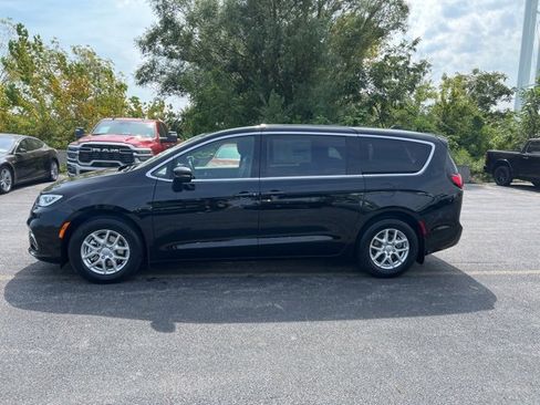 New 2026 Chrysler Pacifica Select image 2