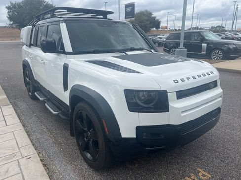 Used 2023 Land Rover Defender 130 X-Dynamic SE image 3