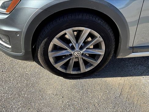 Used 2017 Volkswagen Golf Alltrack SE image 2