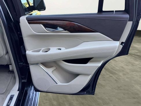 Used 2016 Cadillac Escalade Luxury AWD/4WD image 30