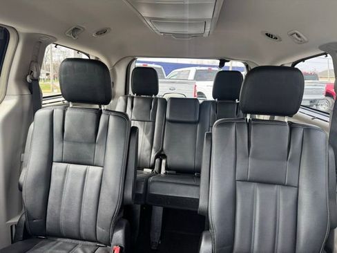 Used 2016 Chrysler Town & Country Touring image 17