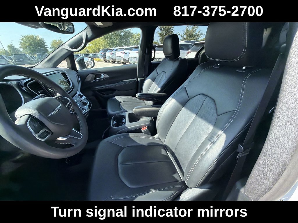Used 2025 Chrysler Pacifica Select FWD image 15
