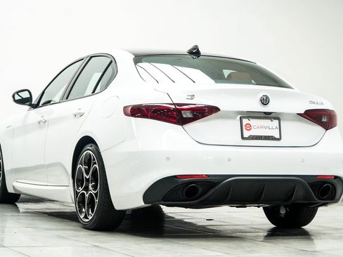 Used 2023 Alfa Romeo Giulia Veloce RWD image 11