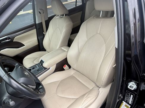 Used 2022 Toyota Highlander Limited FWD image 13