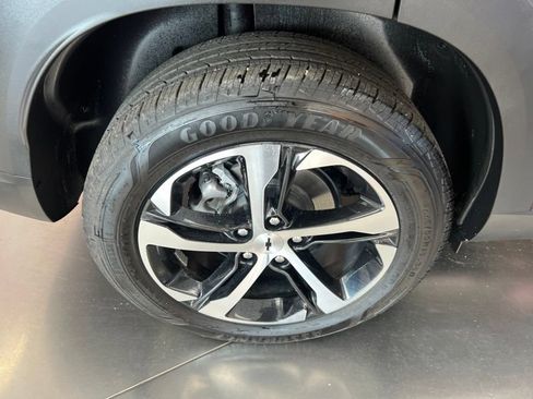 Used 2025 Chevrolet Trax RS w/ Sunroof Package FWD image 9