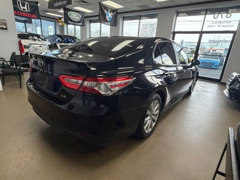 Used 2018 Toyota Camry LE image 11