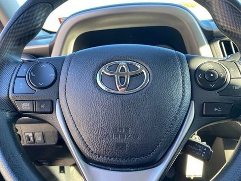 Used 2018 Toyota RAV4 LE w/ Carpet Mat Package image 20