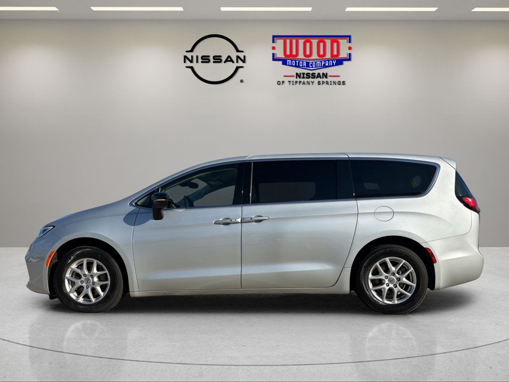 Used 2024 Chrysler Pacifica Touring-L FWD image 5