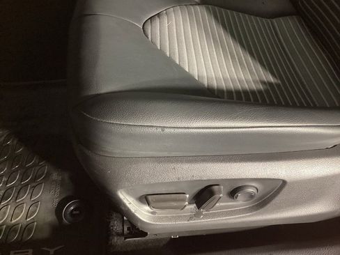 Used 2020 Toyota Camry SE w/ Sunroof Package image 15