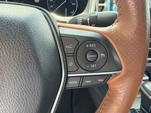 Used 2019 Toyota Avalon Limited FWD image 18