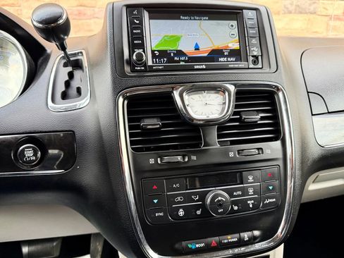 Used 2014 Chrysler Town & Country Touring w/ Trailer Tow Group image 18