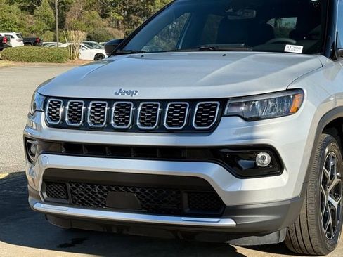 Used 2025 Jeep Compass Limited image 10