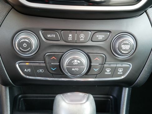 Used 2019 Jeep Cherokee Limited AWD/4WD image 23