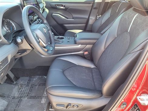 Used 2024 Toyota Highlander XLE image 19